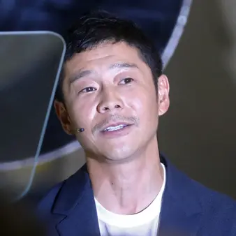 Japanese Billionaire Looking For Single Woman To Go To The Moon With Him On SpaceX Rocket