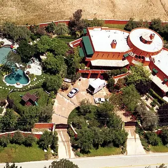 Pam and Tommy Lee's Infamous "Home Video" Was Stolen From This Malibu Mansion Back In 1995