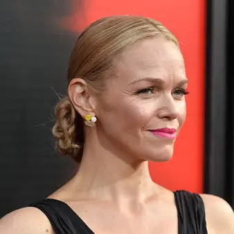 Lauren Bowles Net Worth