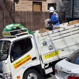 Instead Of Retiring To A Beach, This Chinese Millionaire Spends Her Days Picking Up Garbage. And It's Not A Punishment!