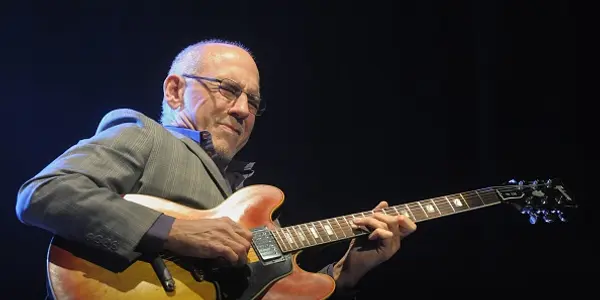 Larry Carlton