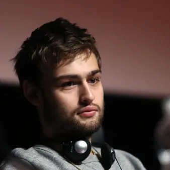 Douglas Booth Net Worth