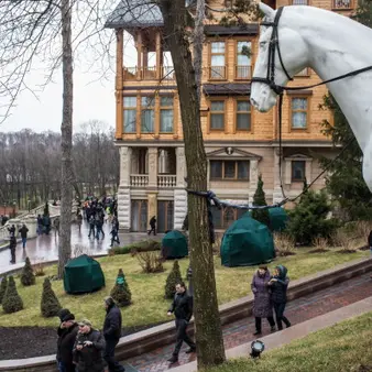 President of Ukraine Ousted! Whereabouts Unknown. Citizens Reclaim $100 Million Presidential Estate. Jailed Opponent Freed…