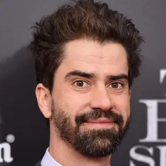 Hamish Linklater Net Worth