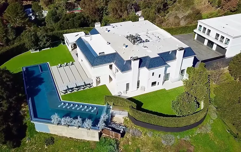 Ben Affleck Just Gave Jennifer Lopez His Share Of Their $60 Million Mansion… For Free