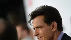 Charlie Sheen Reportedly Owes $15+ Million To Ex Brooke Mueller… Hasn't Paid Child Support In Over A Decade, According To Court Filing