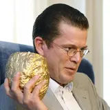 Amateur Gold Prospector Finds Gigantic $320k Nugget Under A Bush