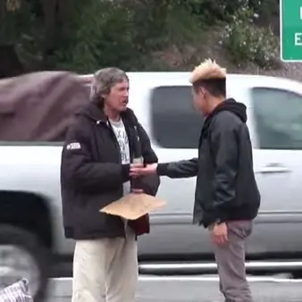Christmas Miracle Raises Small Fortune For The Most Generous Homeless Guy Ever – Amazing Story!