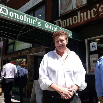 Wealthy Art Collector Leaves Behind Amazing Surprise For His Two Favorite NYC Waitresses