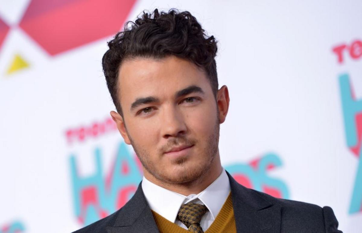 A picture of kevin jonas to better elaborate on Jonas Brothers' height