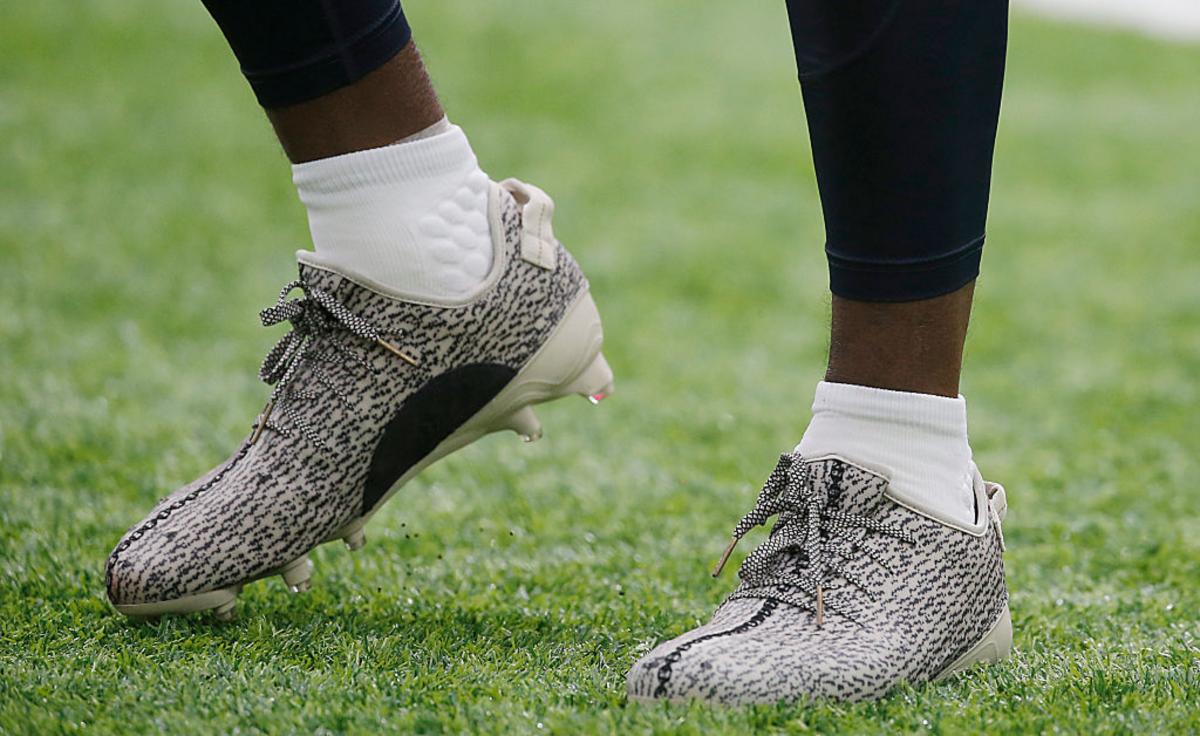 LOOK: Texas will wear black cleats and socks at DKR this season