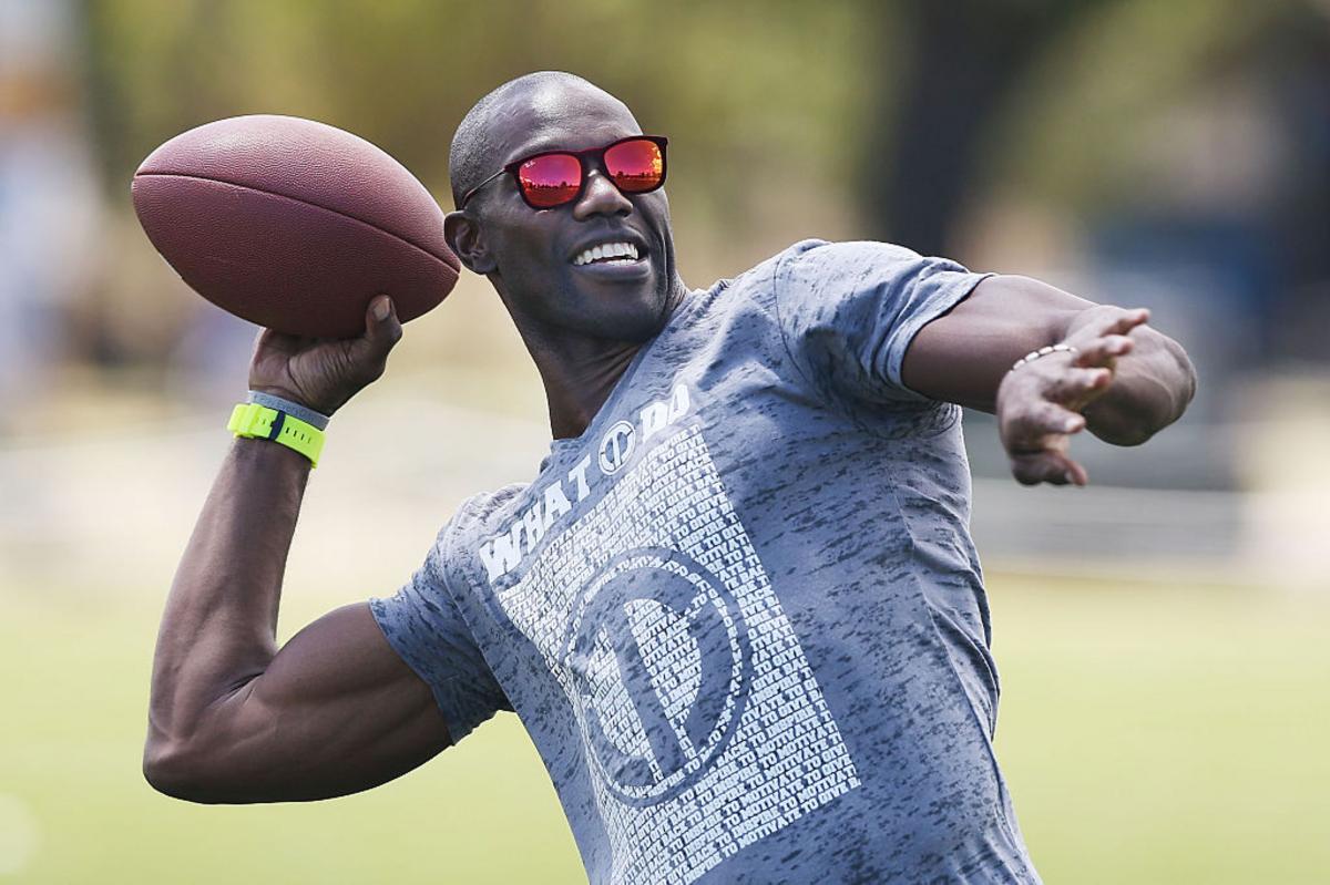 Philadelphia Eagles wide receiver Terrell Owens stands on the star News  Photo - Getty Images