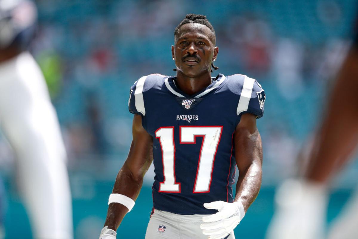 Antonio Brown cashes in on contract incentive thanks to Tom Brady, Bucs 