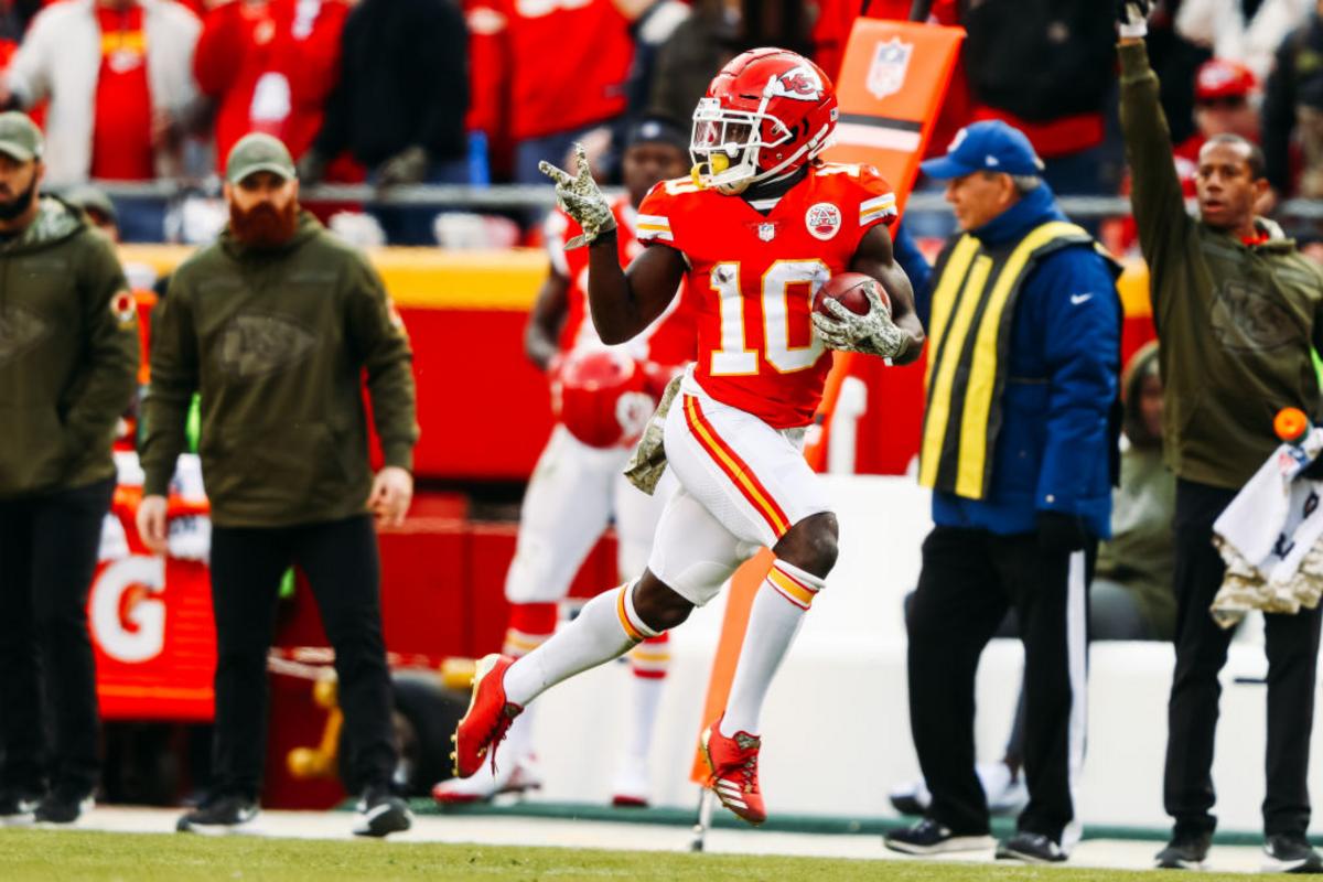 KC sends Tyreek Hill to Miami for picks; WR gets record deal