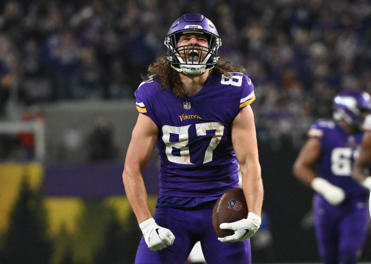 Vikings acquire tight end T.J. Hockenson in trade with Lions