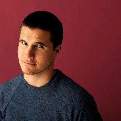 Robbie Amell's picture