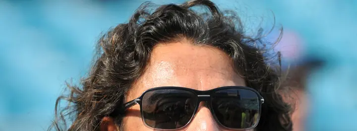 Chobani Yogurt Founder Hamdi Ulukaya Signs Warren Buffetts Billionaire