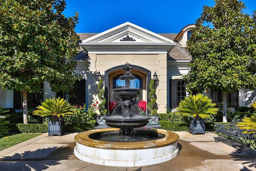the-five-bedroom-single-level-estate-has-a-dramatic-stone-entrance-with-a-courtyard-complete-with-fountain