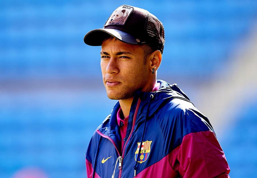 VILLARREAL, SPAIN - MARCH 20: Neymar JR of Barcelona looks on prior to the La Liga match between Villarreal CF and FC Barcelona at El Madrigal on March 20, 2016 in Villarreal, Spain. (Photo by Manuel Queimadelos Alonso/Getty Images)