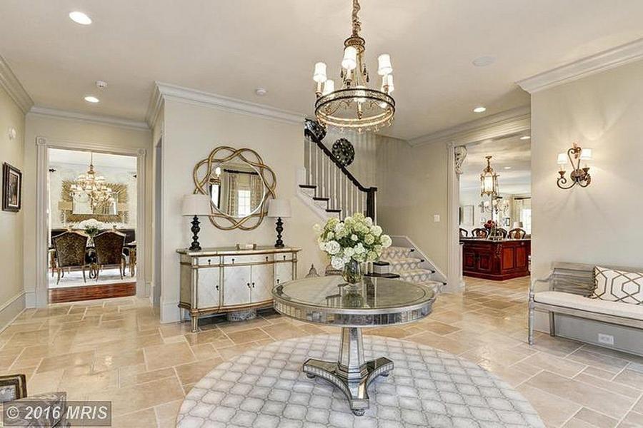 the-entryway-is-bright-and-elegantly-designed