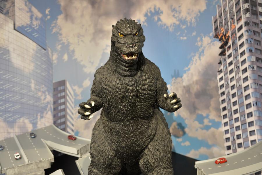 GettyImages 487789135 Una figura de Godzilla del tamaño de un hombre puede ser tuya por un precio del tamaño de Godzilla