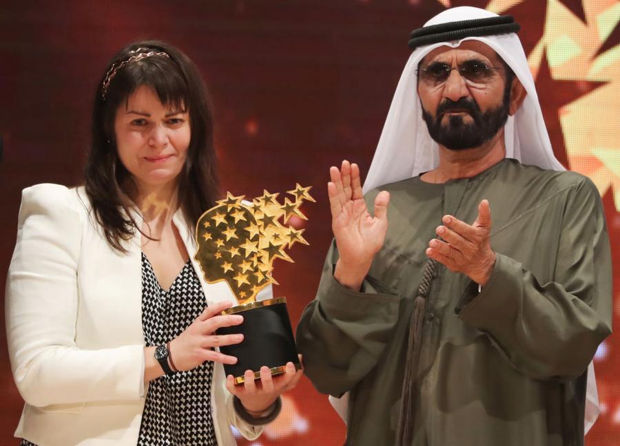 Шеикот Мохамед, потпретседател и владетел на Дубаи, и додели награда од 1 милион долари на учителката Меги Мекдонел GettyImages-655204092