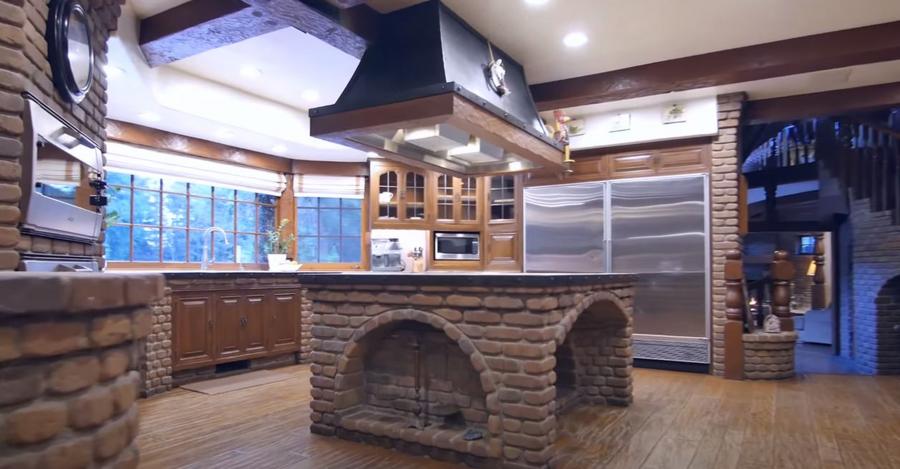 kitchen1 Logan Paul enumera la impresionante mansión de Encino por $ 9 millones