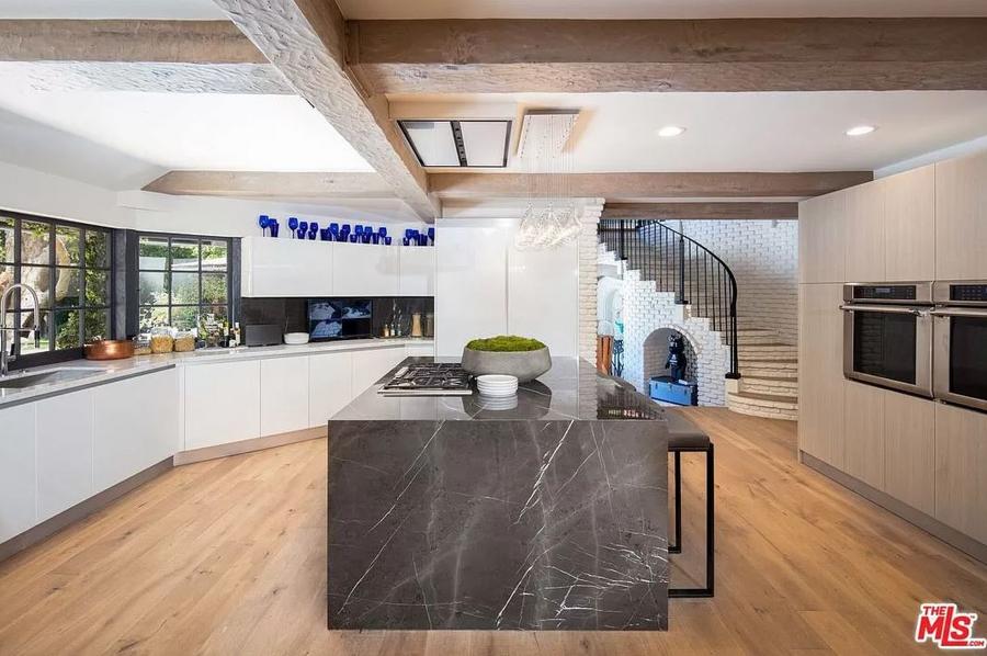 kitchen2 Logan Paul enumera la impresionante mansión de Encino por $ 9 millones