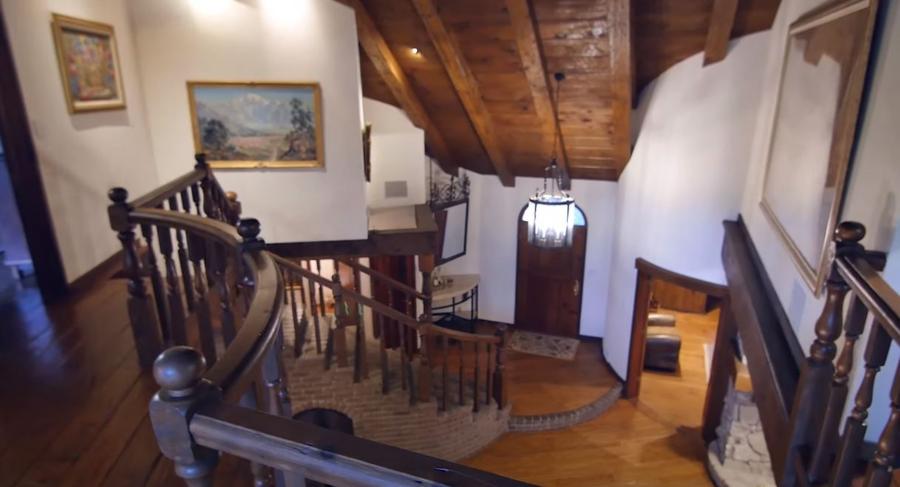 stair1 Logan Paul enumera la impresionante mansión de Encino por $ 9 millones