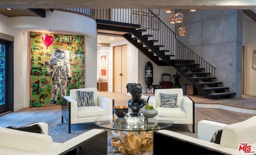 stair2 Logan Paul enumera la impresionante mansión de Encino por $ 9 millones