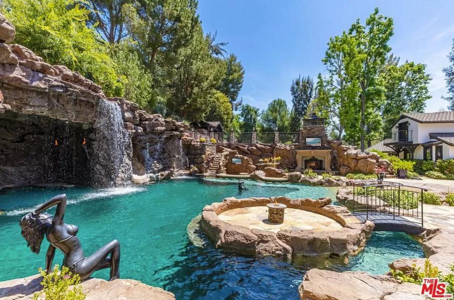Drake acaba de poner a la venta su complejo «Yolo Estate» de tres casas que cuenta con la piscina privada más grande de Los Ángeles