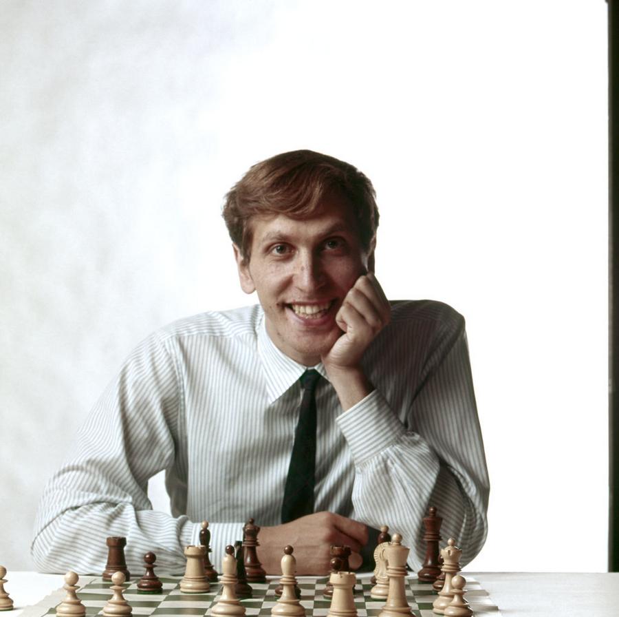 Russian Chess Master Anatoly Karpov as he plays against 20 other Photo  d'actualité - Getty Images