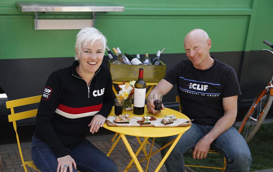 Marido y mujer propietarios de Clif Bar aceptan retiro de  mil millones de Mondelez