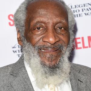 The 91-yaşında 172 cm uzunluğunda Dick Gregory tarihli 2024