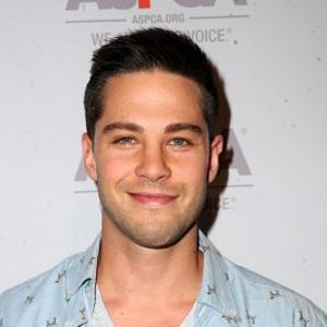 Dean Geyer Net Worth