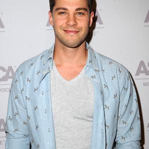 Dean Geyer Net Worth