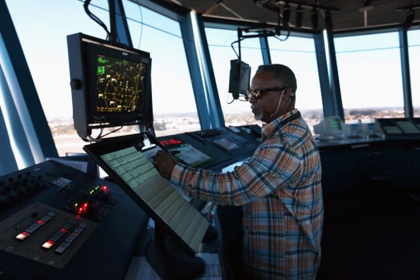 How much does an air traffic controller make?