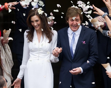 Paul McCartney and Nancy Shavell being showered after their wedding