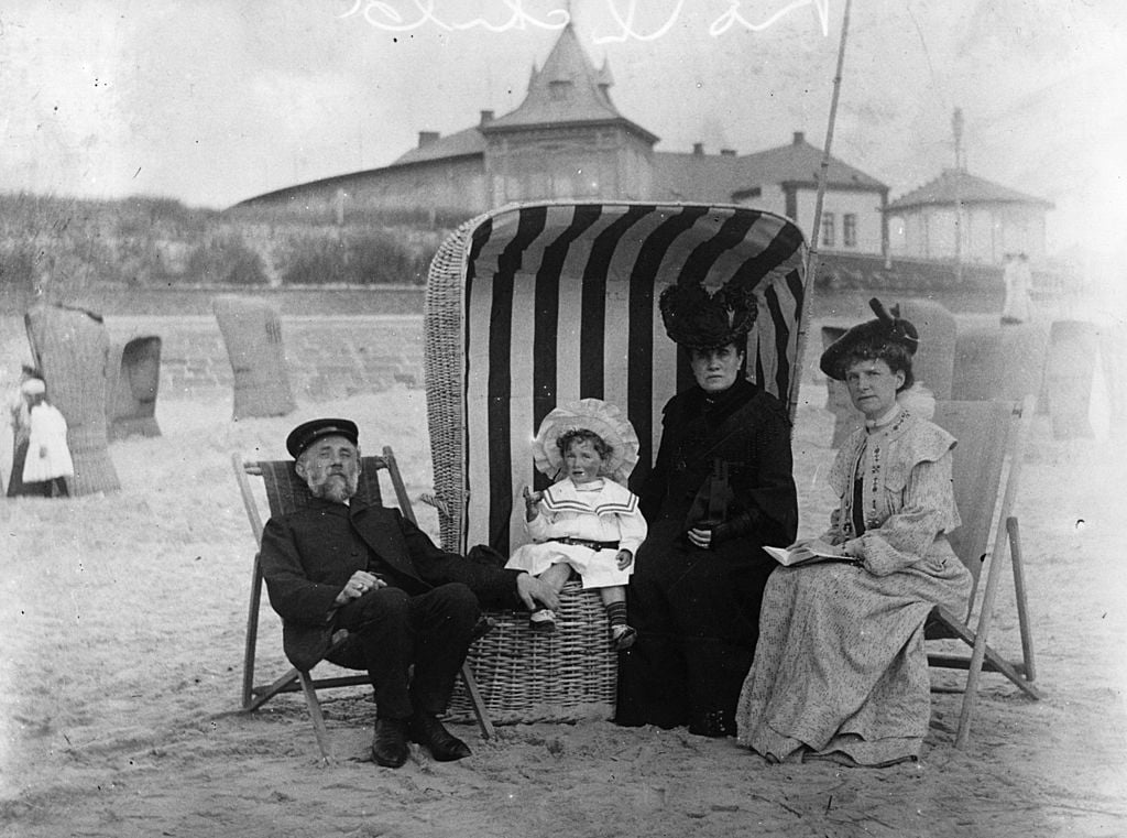 Фото 5 лет назад. Фотографии СТО лет назад. Пляж конец XIX века. Жизнь 100 лет назад. Пляж конца 19 века.