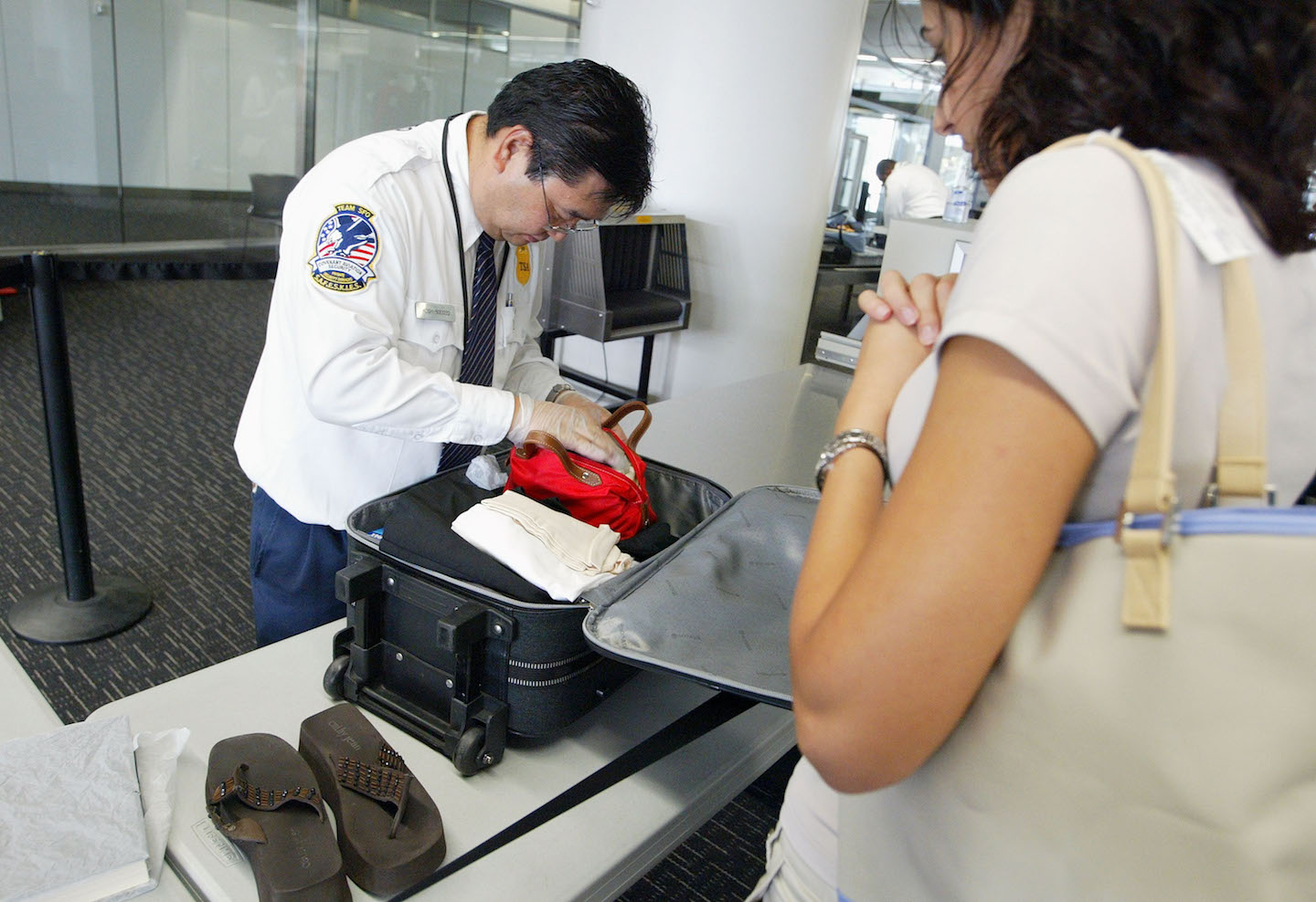 проверка багажа в аэропорту