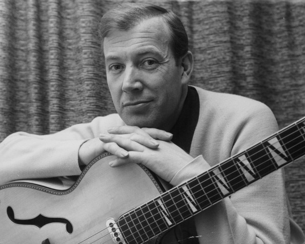Inside Val Doonican's Fortune: Val Doonican's Assets & Salary ( Updated) Net Worth 2026: Career Earnings & Assets