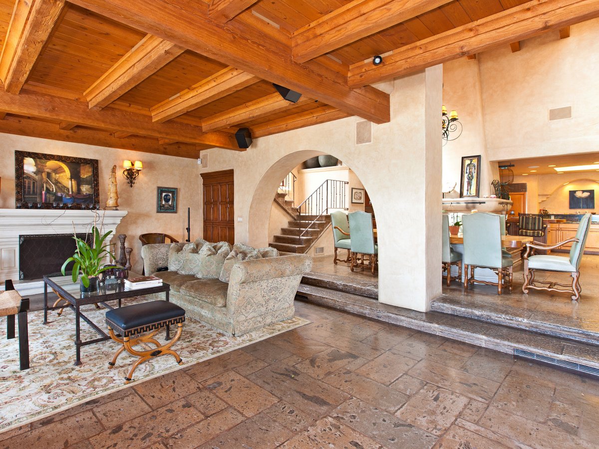 Mariah Carey Is Dropping $10 Thousand PER NIGHT On This AirBNB Rental