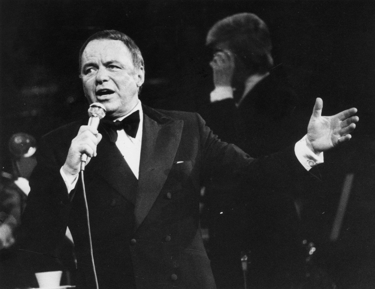 1975: American singer and actor Frank Sinatra (1915 - 1998) in concert at the Royal Albert Hall, London. (Photo by Joe Bangay/Evening Standard/Getty Images)