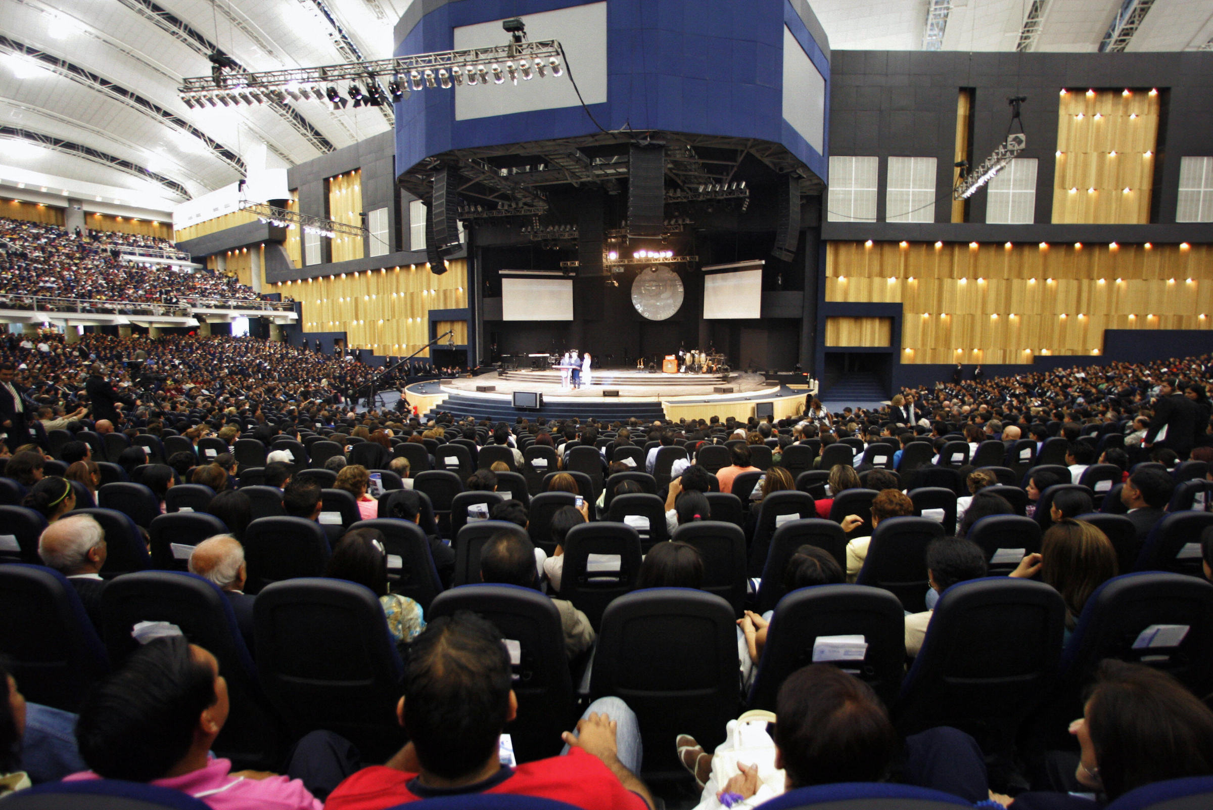 pastor-of-megachurch-pulling-in-500k-per-week-won-t-reveal-his