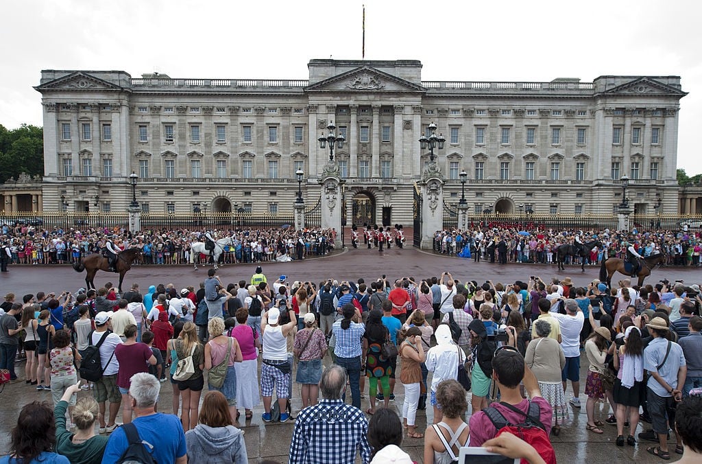 this-is-how-much-it-costs-to-rent-buckingham-palace-and-other-famous