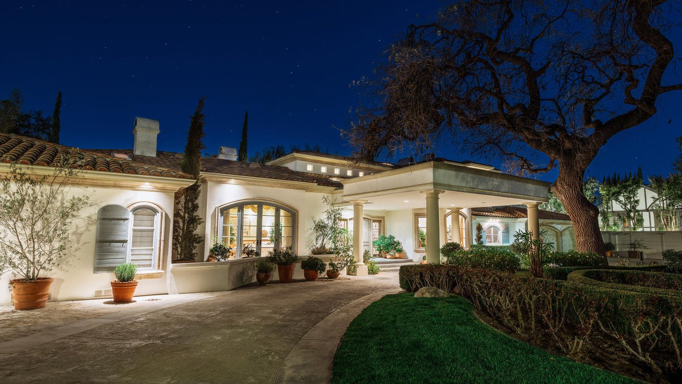 Former Star Trek Actress Jeri Ryan Lists Southern California Home For ...