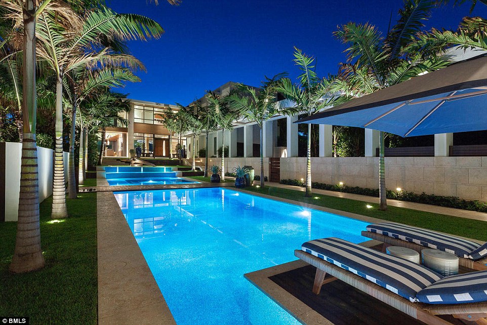 38f687bf00000578-3816229-the_home_on_ocean_lane_in_palm_beach_was_sold_after_it_was_first-a-32_1475257115262