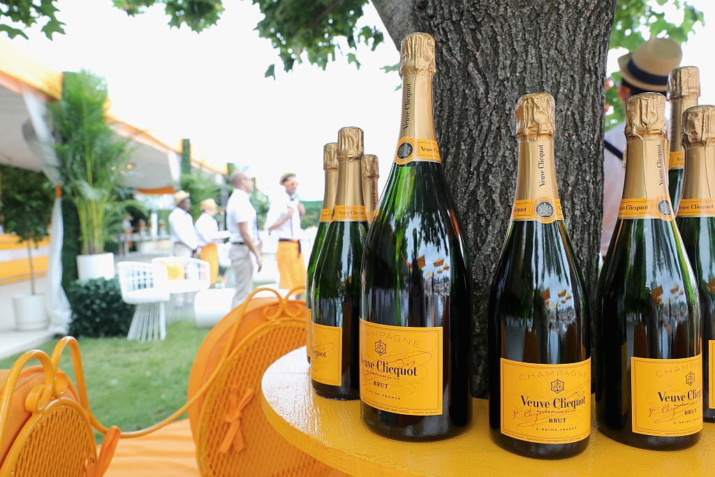 Шампанское вдова. Champagne Veuve Clicquot. Николь Клико. Вдова Клико. Вдова Клико Франция.