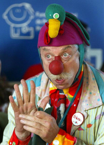 patch adams he steals from hospitals