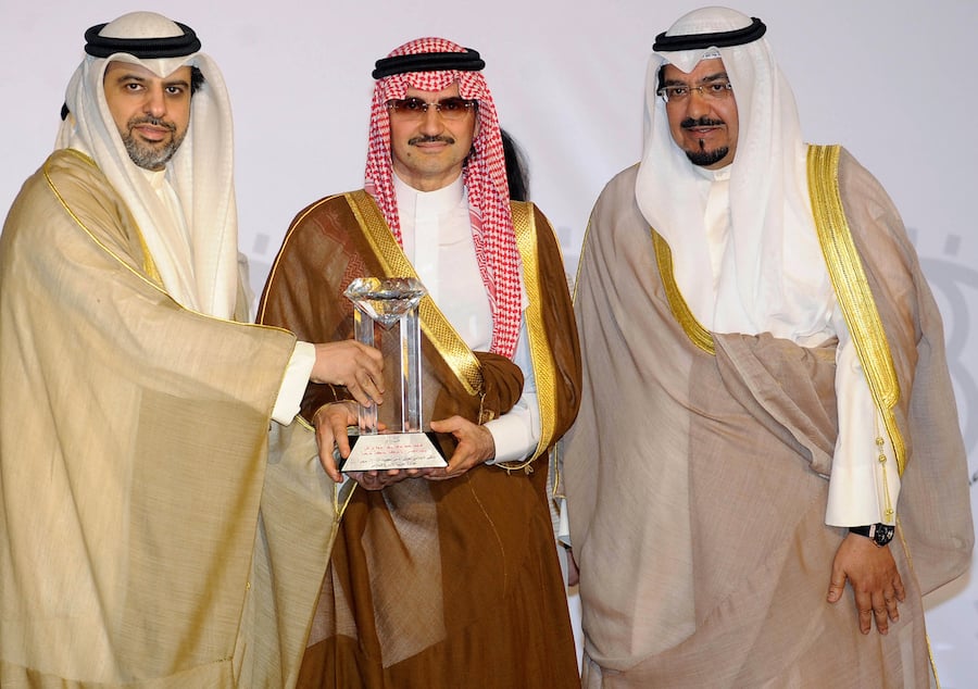 saudi alwaleed prince talal bin royal receives award family worth arab forum trillion dollar than getty rece madi yasser zayyat